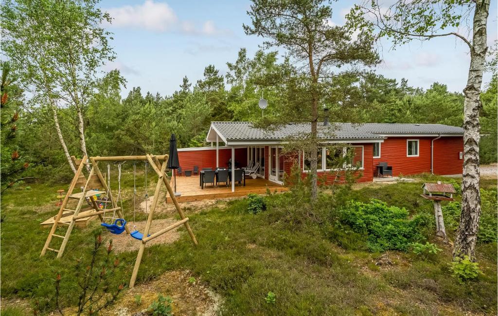 HelberskovにあるCozy Home In Hadsund With Saunaのブランコ付き赤い家