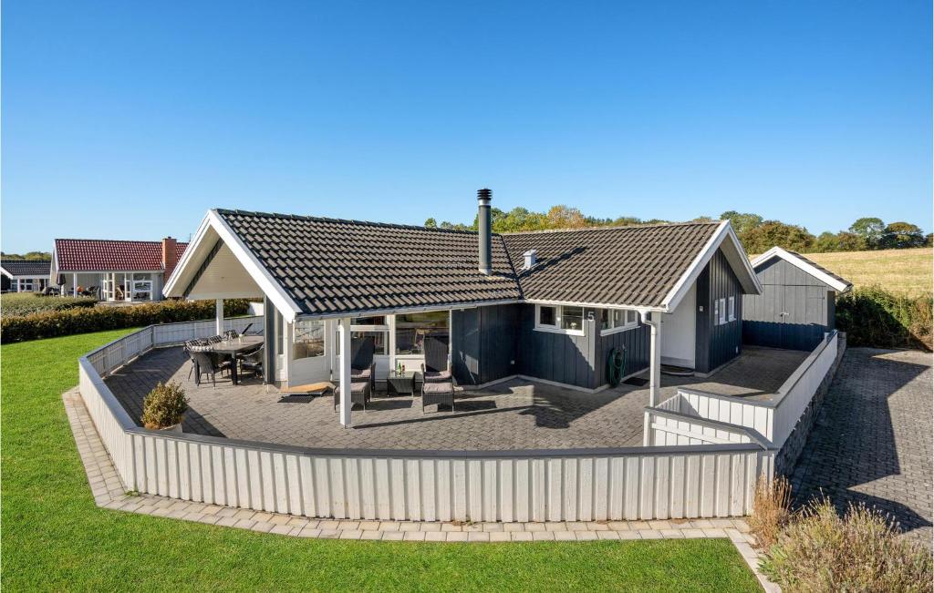 Casa con patio grande y valla blanca en Pet Friendly Home In Nordborg With Sauna, en Nordborg