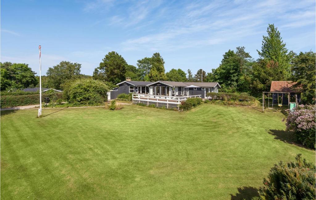 un ampio cortile con una casa sullo sfondo di Holiday Home Fiskervej Ebeltoft Xi a Ebeltoft