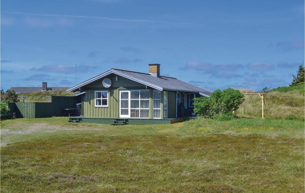 Bjerregårdにある2 Bedroom Amazing Home In Hvide Sandeの畑中の小さな緑家