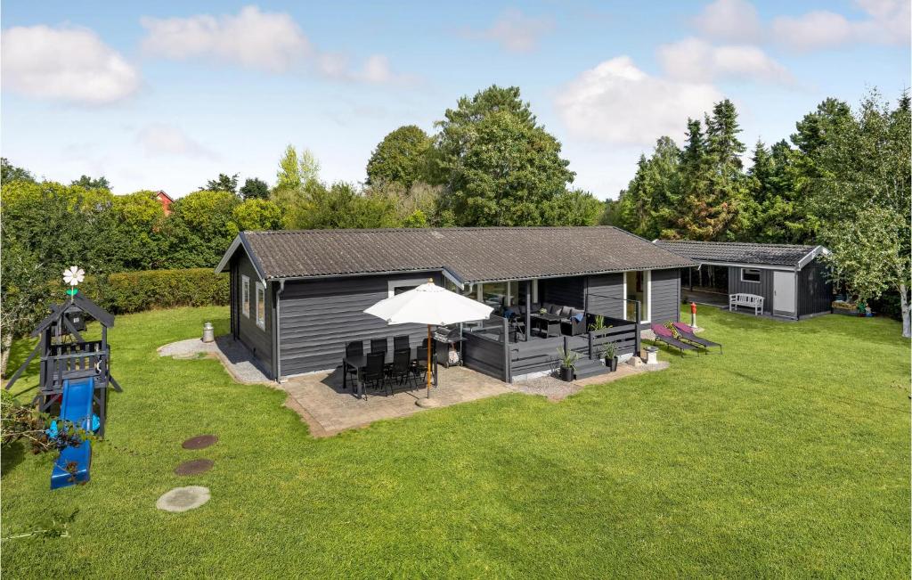 una piccola casa con parco giochi nel cortile di Stunning Home In Eskebjerg With Kitchen a Eskebjerg