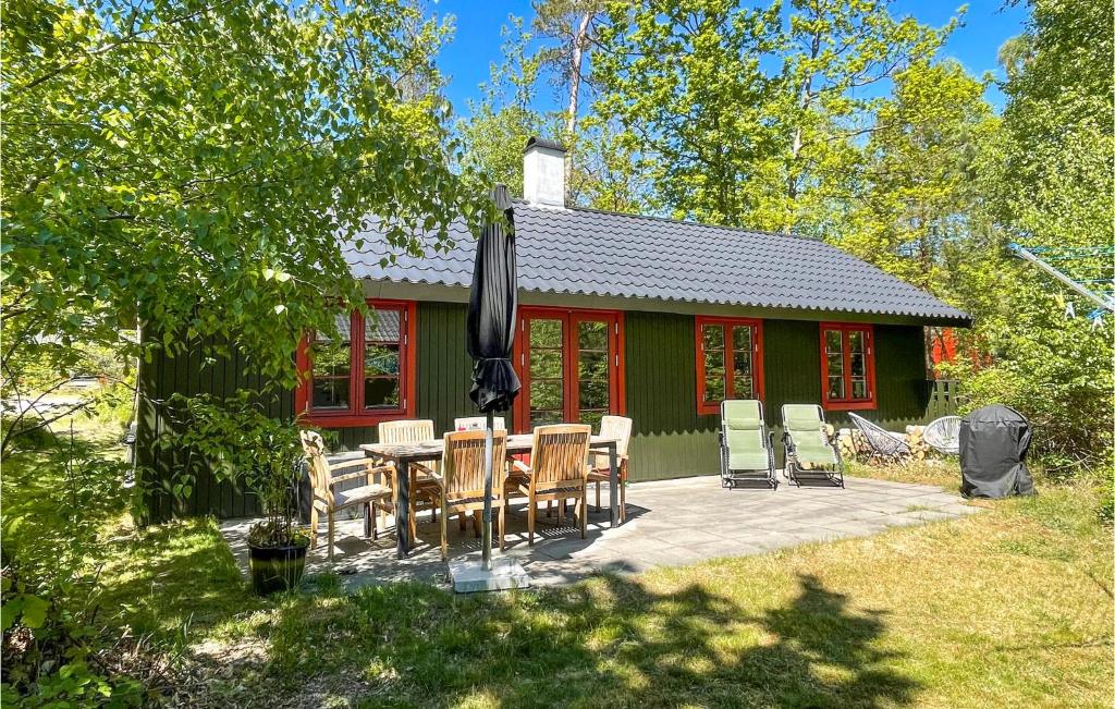 - une table et des chaises en face d'une cabine dans l'établissement 3 Bedroom Awesome Home In Nexø, à Strandby Gårde