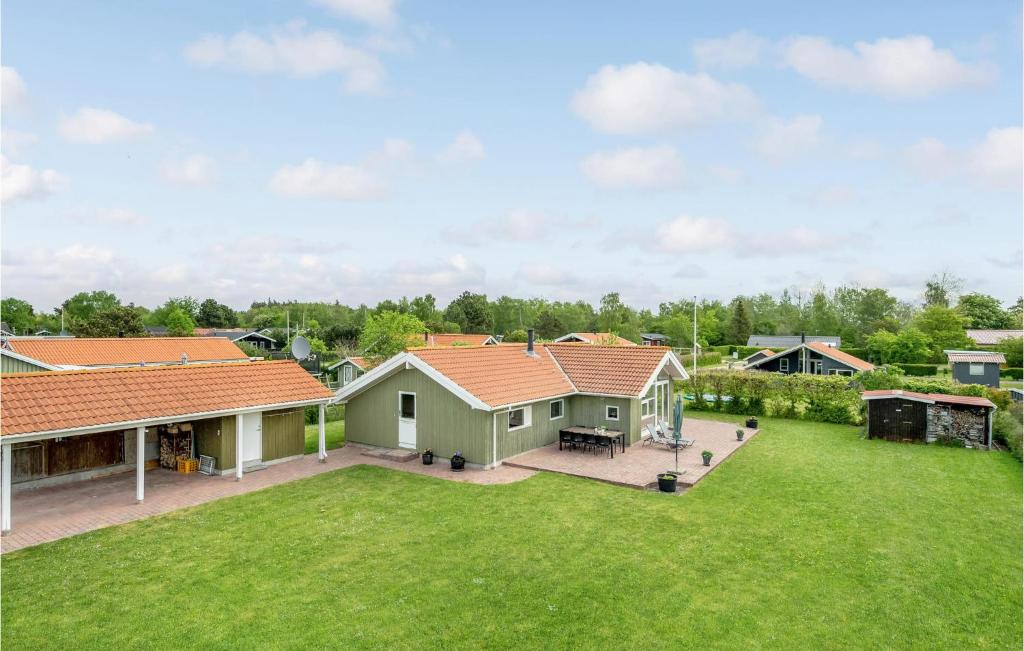 eine Luftansicht eines Hauses mit Hof in der Unterkunft 4 Bedroom Nice Home In Sklskr in Skælskør