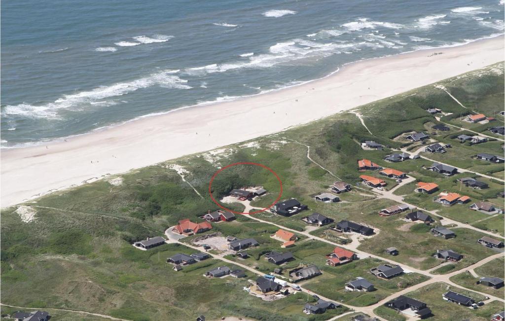 una vista aerea di un parcheggio in spiaggia di Two-Bedroom Holiday Home In Hvide Sande a Hvide Sande