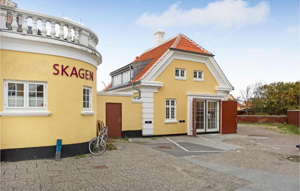 un edificio amarillo con un cartel en el costado en 3 Bedroom Beautiful Home In Skagen, en Skagen