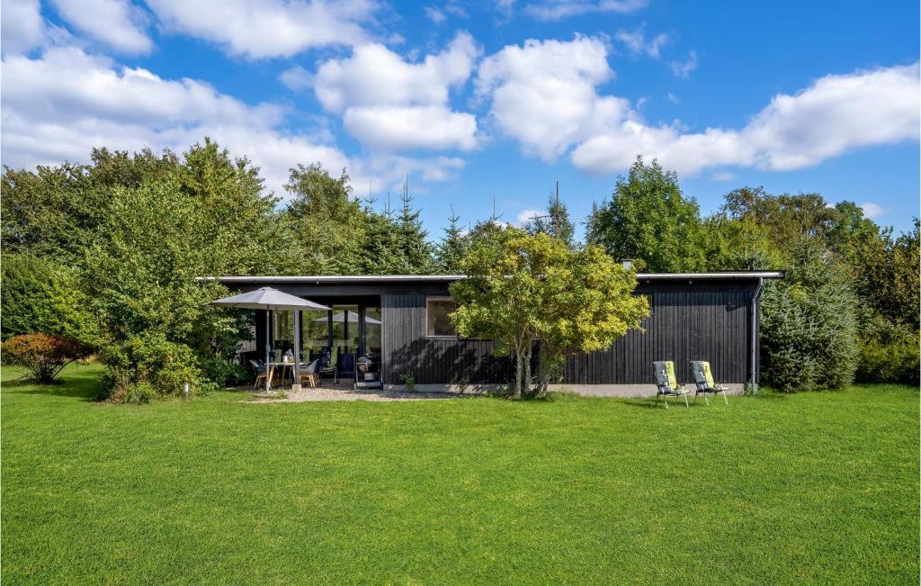 een modern huis met een groene tuin bij Beautiful Home In Grsted With Wifi in Græsted