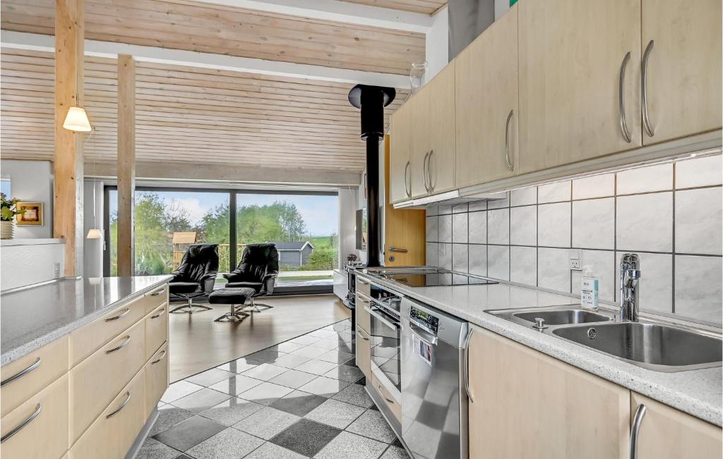 Kuchyň nebo kuchyňský kout v ubytování Holiday Home Havbakken Knebel V