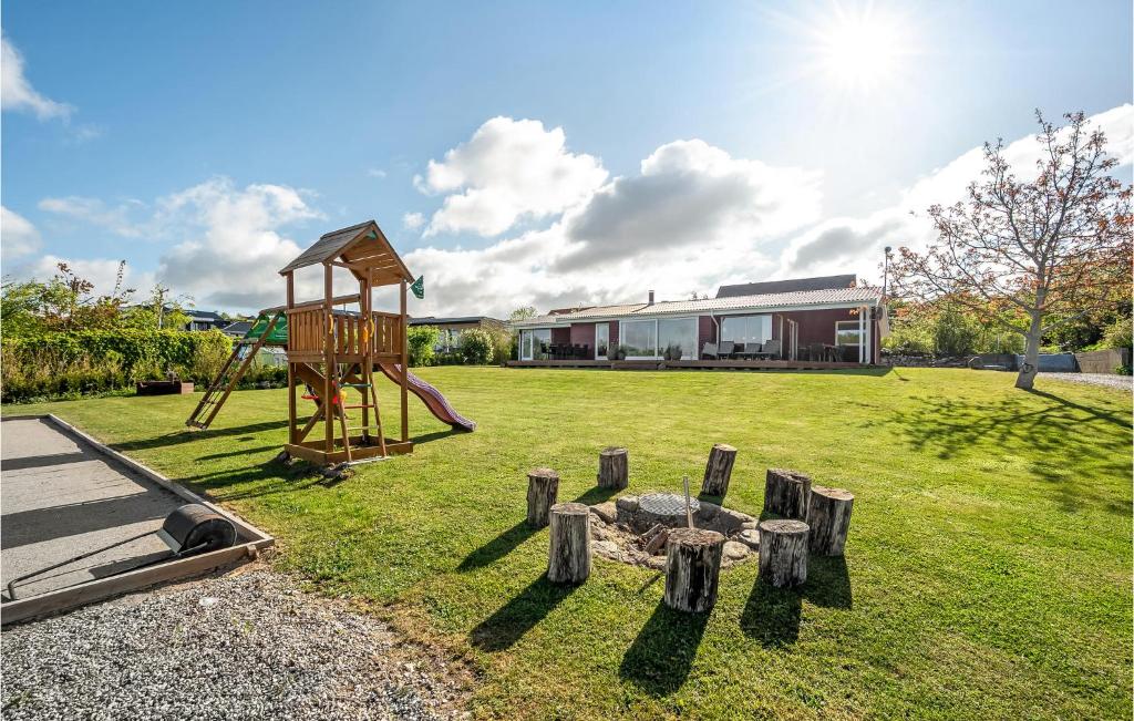 Herní místnost nebo prostor pro děti v ubytování Holiday Home Havbakken Knebel V