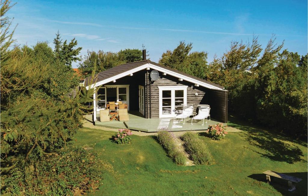 eine kleine Hütte mit zwei Stühlen im Hof in der Unterkunft Lovely Home In Vejby With Sauna in Vejby