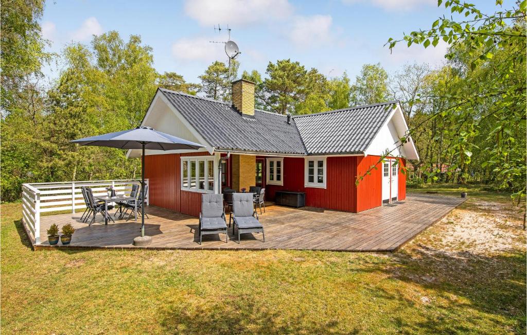 Strandby GårdeにあるRonaldoの小さな赤い家(デッキ、テーブル付)