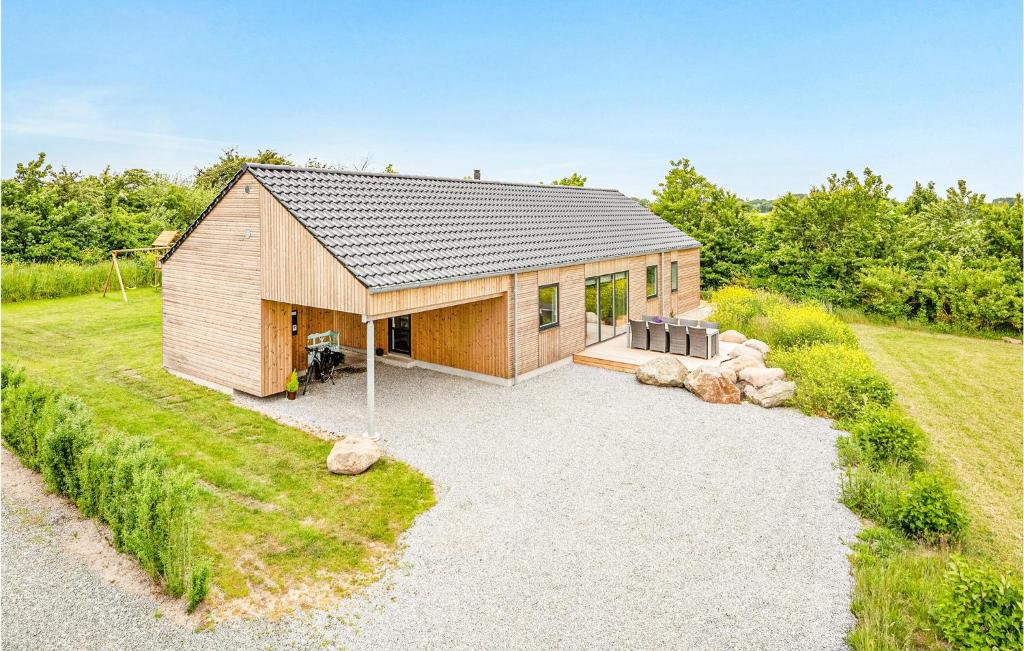 Casa de madera grande con patio en Beautiful Home In Sydals With Kitchen, en Skovbyballe