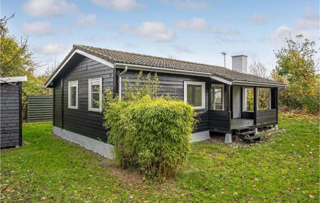una piccola casa nera in un cortile di 2 Bedroom Stunning Home In Slagelse a Slagelse