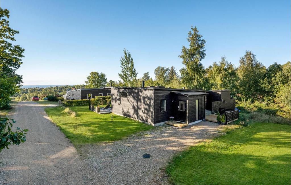 エーベルトフトにあるAmazing Home In Ebeltoft With 3 Bedrooms, Sauna And Wifiの道路側のモジュラーハウス2棟の外観