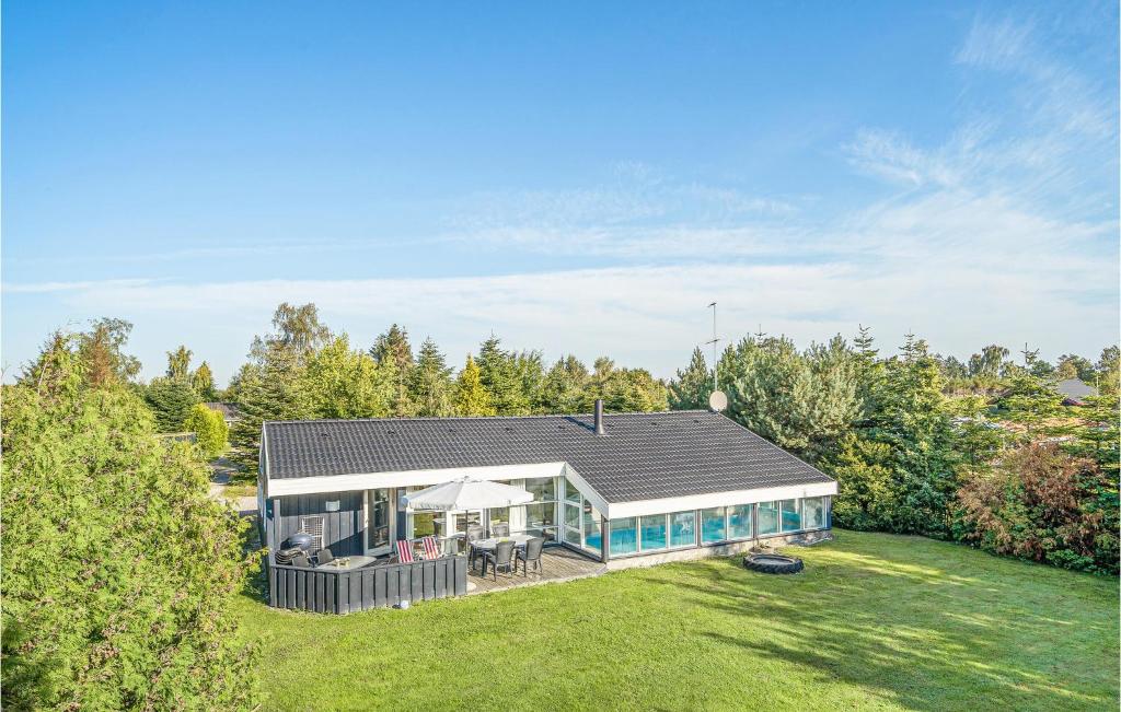 uma casa com um grande quintal com uma casa em Amazing Home In Vggerlse With Wifi em Bøtø By
