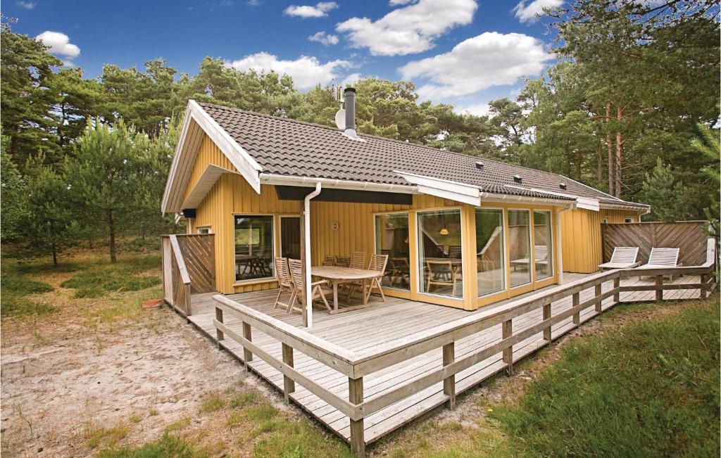 Vester SømarkenにあるLovely Home In Nex With Saunaのデッキ(テーブル、椅子付)が備わる家