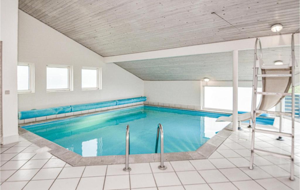 ブラーバンドにあるAmazing Home In Blvand With 5 Bedrooms, Sauna And Indoor Swimming Poolのはしご付きのスイミングプール