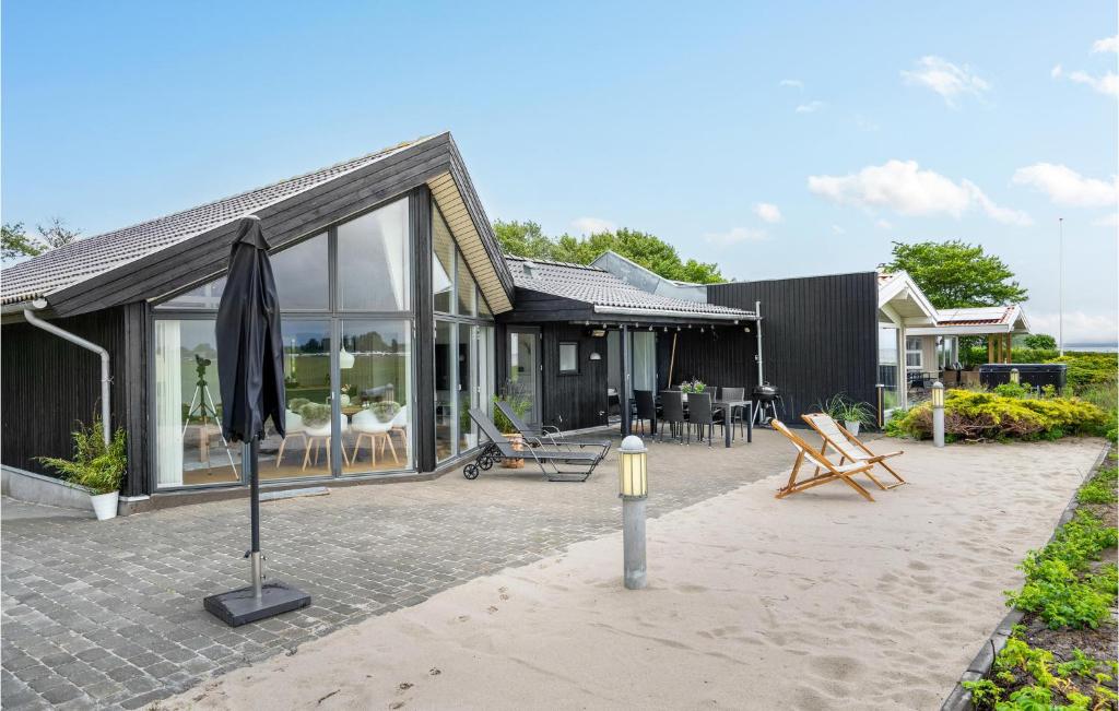 DiernæsにあるStunning Home In Haderslev With Wifiのパティオと傘付きの家
