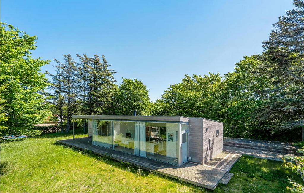 DronningmølleにあるBeautiful Home In Dronningmlle With 3 Bedrooms And Wifiの木の小屋