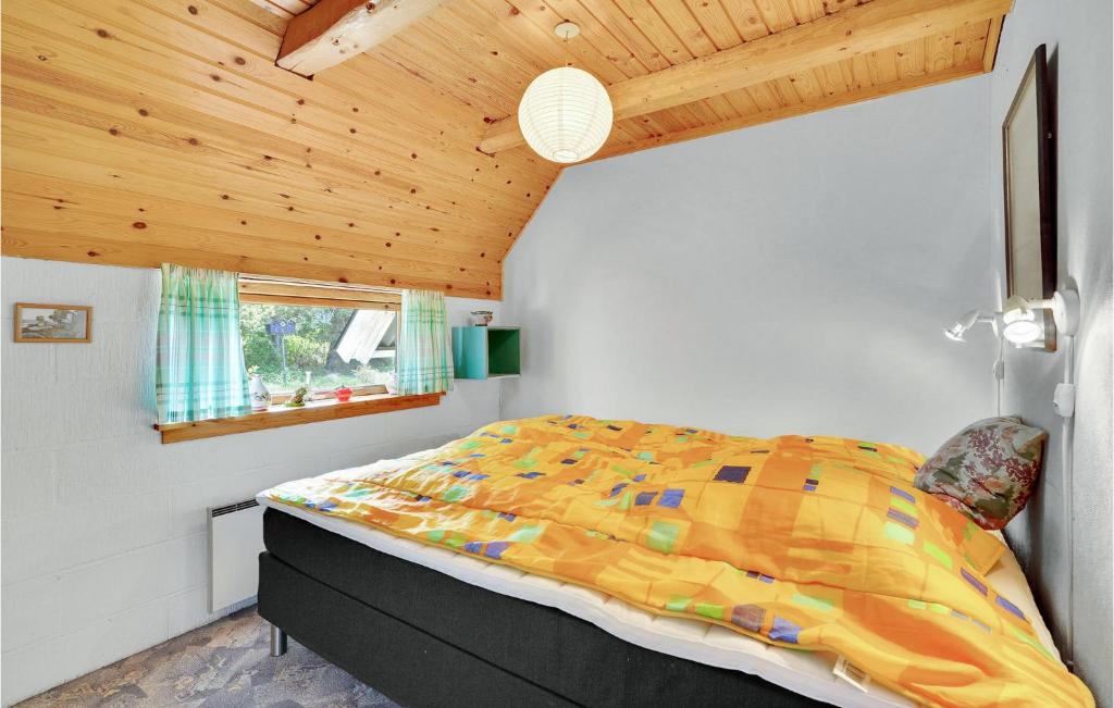 Cama ou camas em um quarto em Amazing Home In Hvide Sande With Kitchen