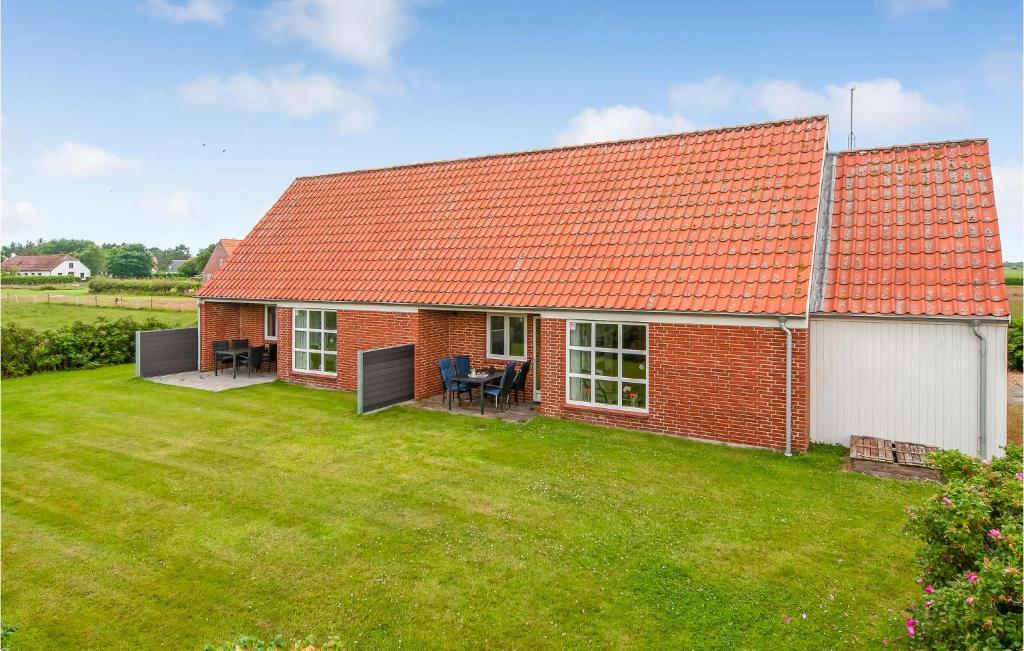 una casa de ladrillo con techo naranja y patio en Stunning Home In Ribe With Wifi, en Ribe