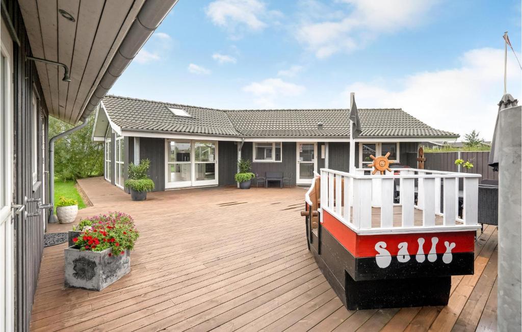een huis met een terras met een boot erop bij Amazing Home In Haderslev With Wifi in Råde