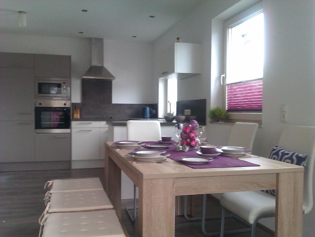 cocina con mesa de madera y comedor en Appartement Angertal, en Bad Hofgastein