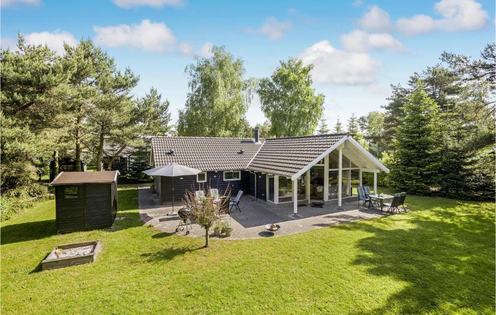 Bøtø Byにある4 Bedroom Stunning Home In Vggerlseの芝生の上に縞模様の家