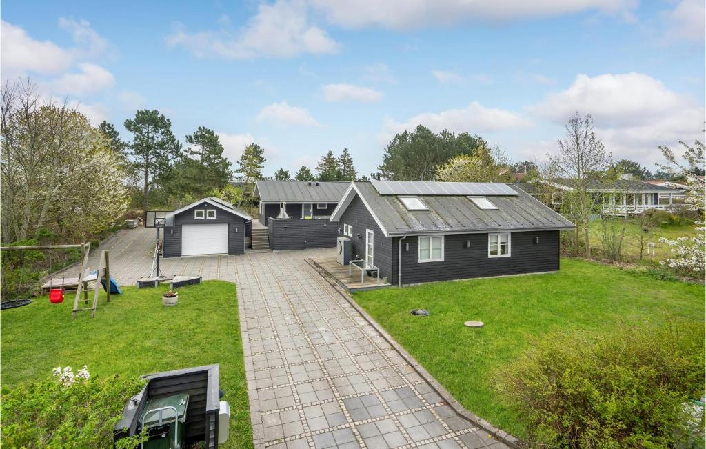 エーベルトフトにあるStunning Home In Ebeltoft With Kitchenの庭付きの家屋の空中風景