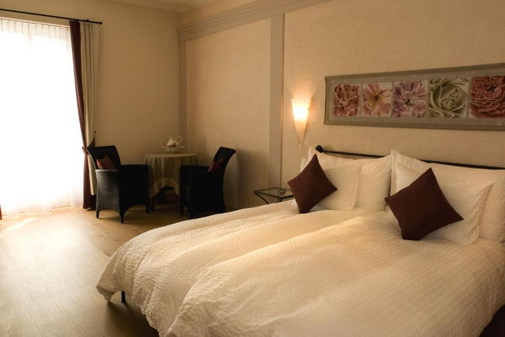 Postel nebo postele na pokoji v ubytování Romantik Hotel Landhaus Liebefeld