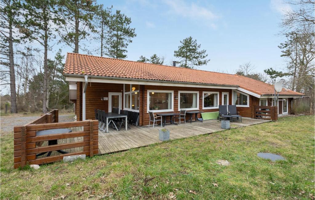 Cabaña de madera con terraza en un campo en Beautiful Home In Nykbing Sj With Kitchen, en Nyrup