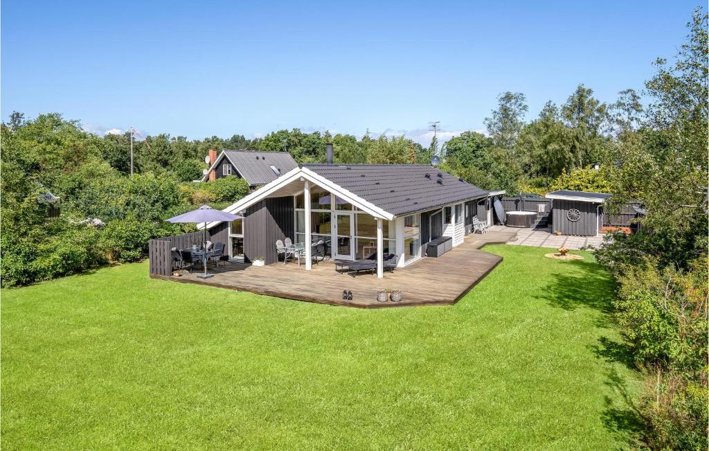 una casa con terrazza e cortile di Lovely Home In Grenaa With Kitchen a Grenå