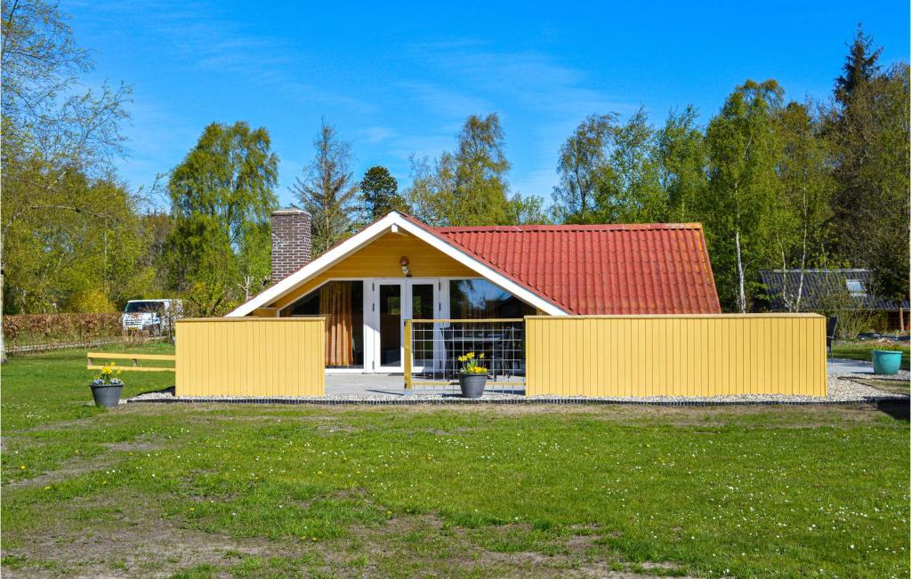 OddeにあるStunning Home In Hadsund With Kitchenの赤屋根の小屋