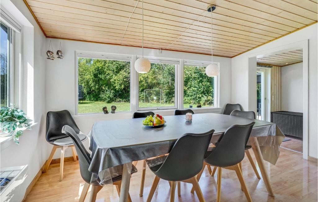 Fotografie z fotogalerie ubytování Three-Bedroom Holiday Home In Jagerspris v destinaci Jægerspris