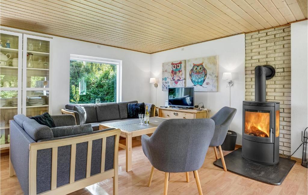 TV a/nebo společenská místnost v ubytování Three-Bedroom Holiday Home In Jagerspris