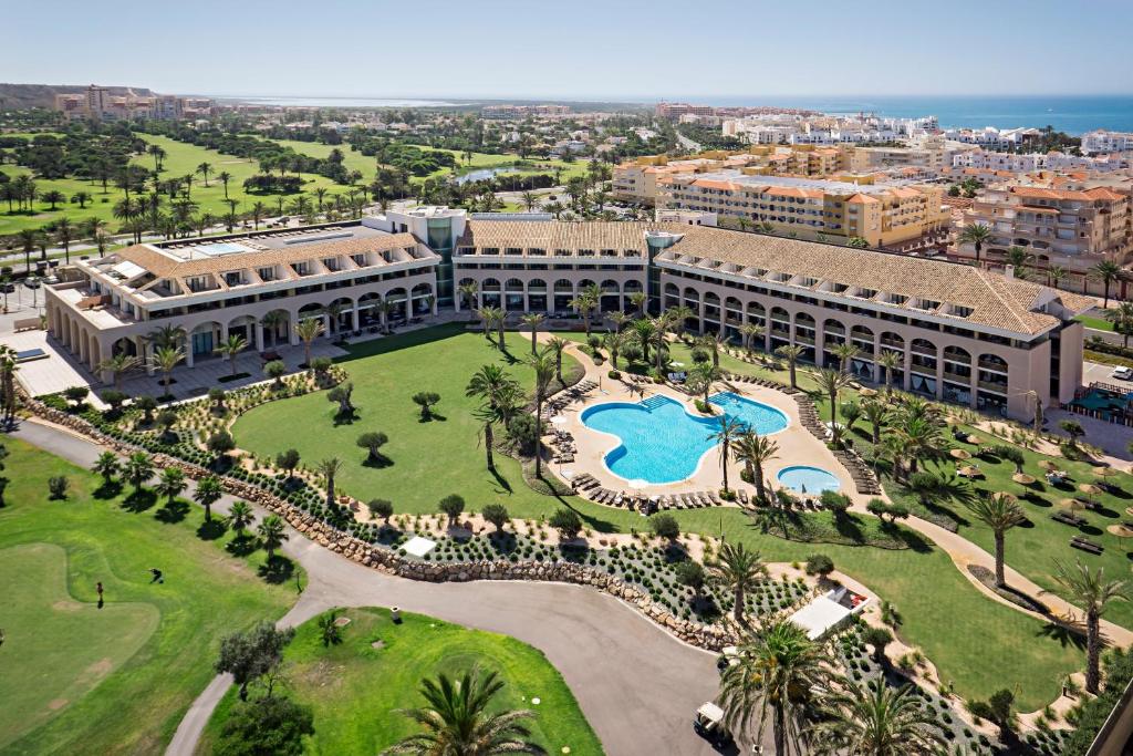 una vista aérea de un complejo con un gran edificio en Hotel AR Golf Almerimar en Almerimar