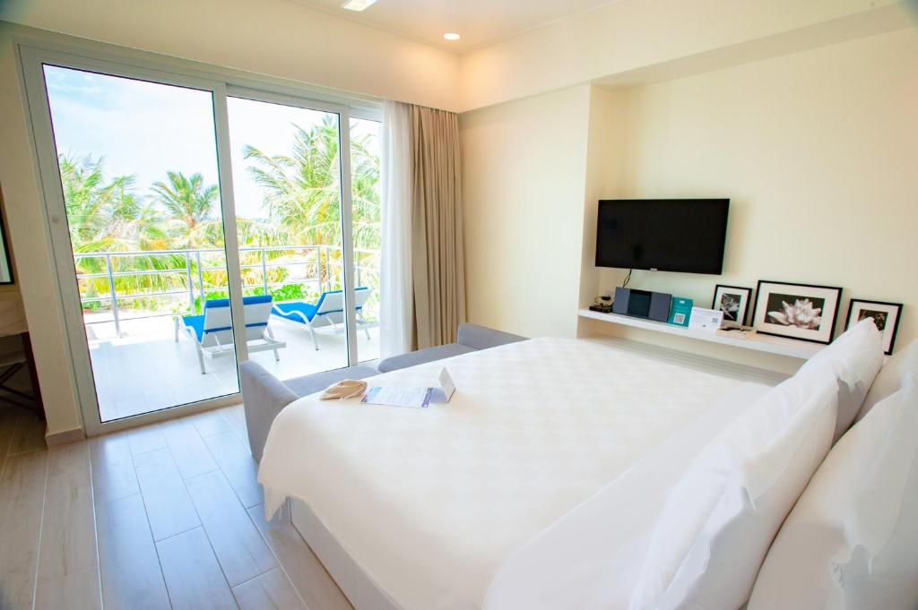 Телевизор и/или развлекательный центр в Holiday Inn Resort Kandooma Maldives - Kids Stay & Eat Free and DIVE FREE for Certified Divers for a minimum 3 nights stay