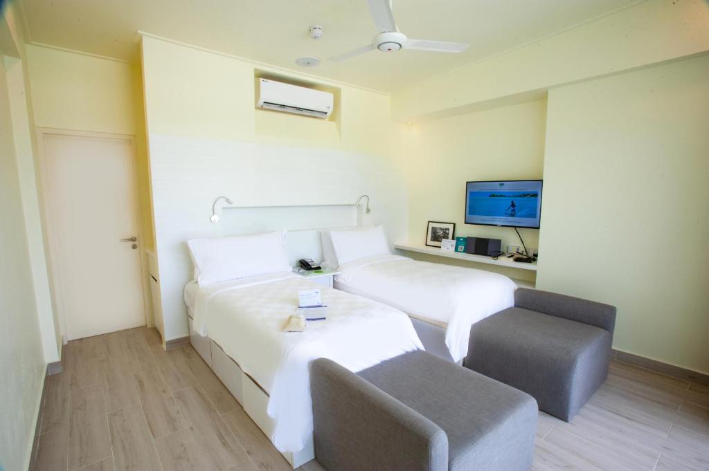 Кровать или кровати в номере Holiday Inn Resort Kandooma Maldives - Kids Stay & Eat Free and DIVE FREE for Certified Divers for a minimum 3 nights stay