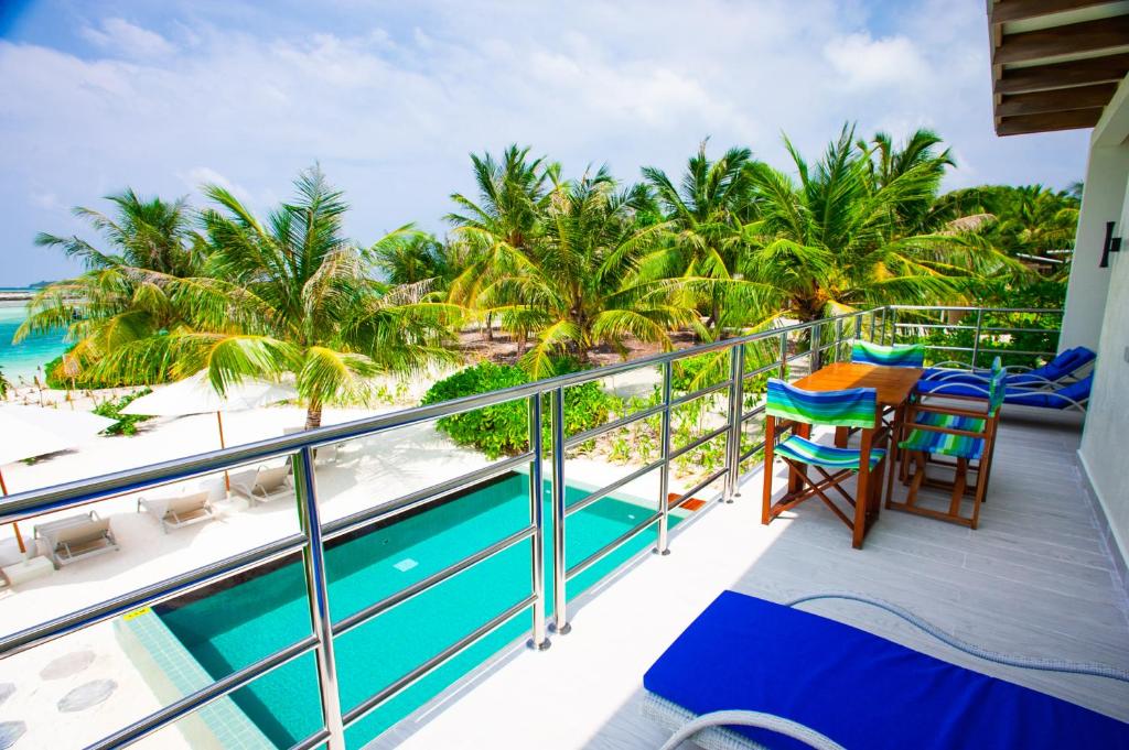 Бассейн в Holiday Inn Resort Kandooma Maldives - Kids Stay & Eat Free and DIVE FREE for Certified Divers for a minimum 3 nights stay или поблизости