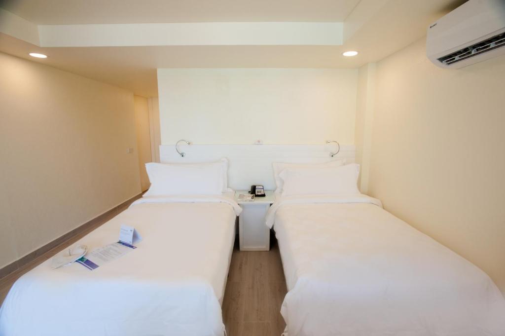Кровать или кровати в номере Holiday Inn Resort Kandooma Maldives - Kids Stay & Eat Free and DIVE FREE for Certified Divers for a minimum 3 nights stay