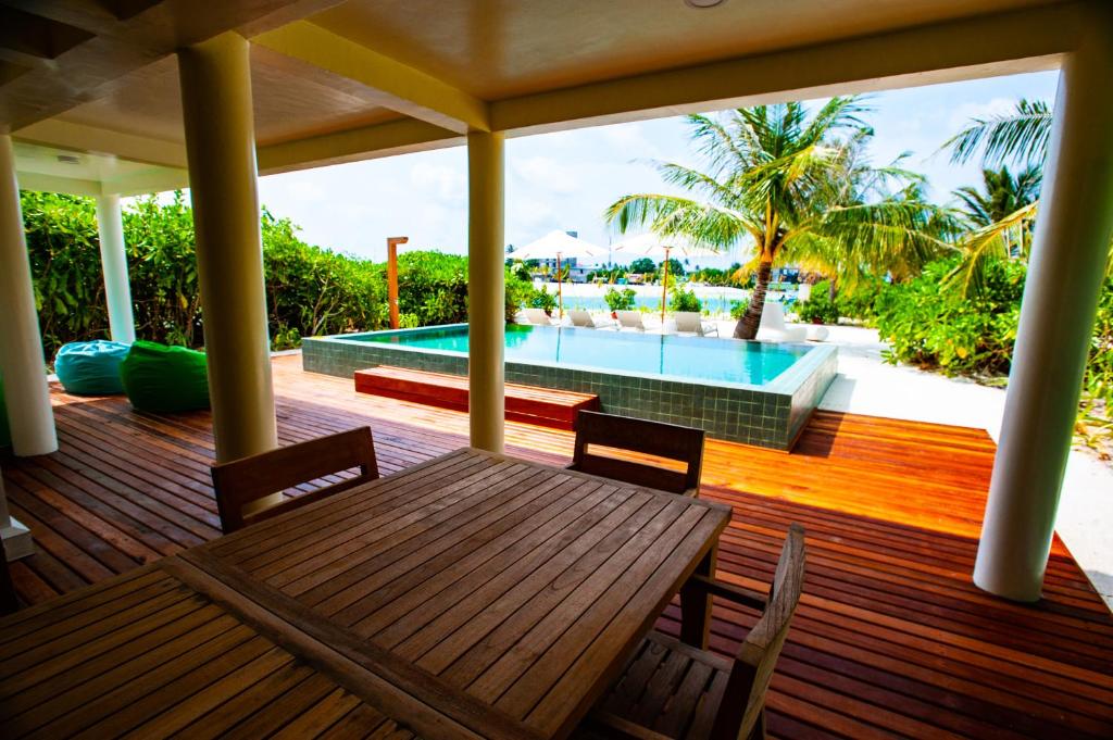 Бассейн в Holiday Inn Resort Kandooma Maldives - Kids Stay & Eat Free and DIVE FREE for Certified Divers for a minimum 3 nights stay или поблизости