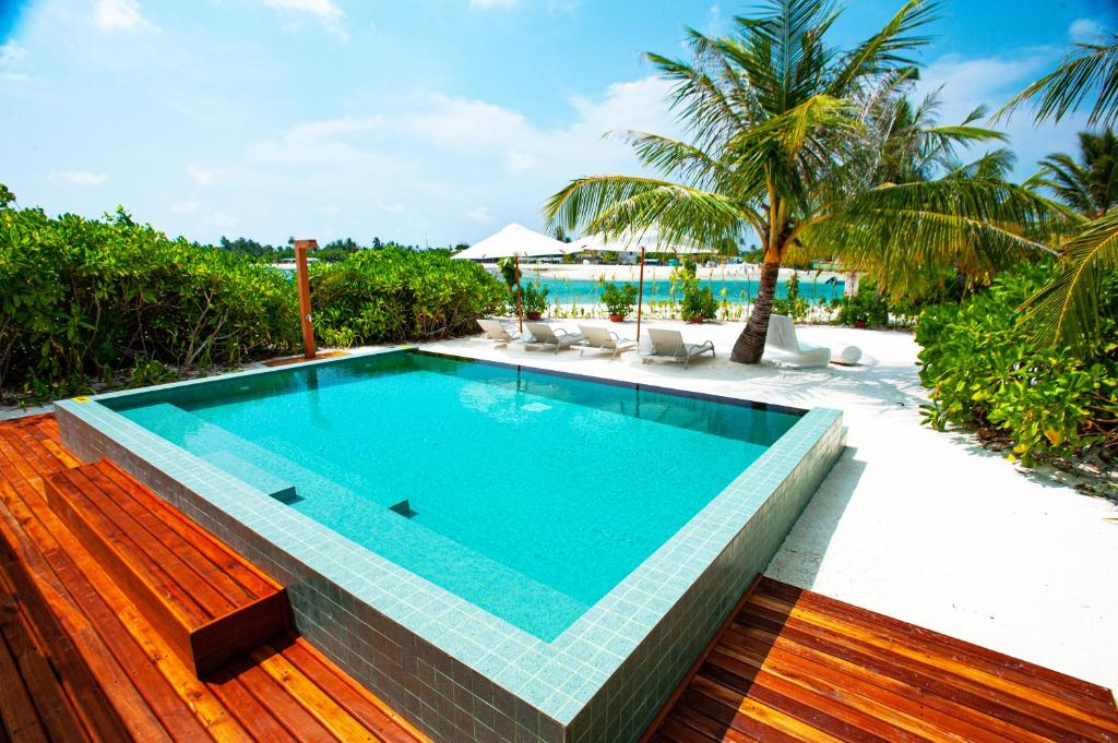 Бассейн в Holiday Inn Resort Kandooma Maldives - Kids Stay & Eat Free and DIVE FREE for Certified Divers for a minimum 3 nights stay или поблизости