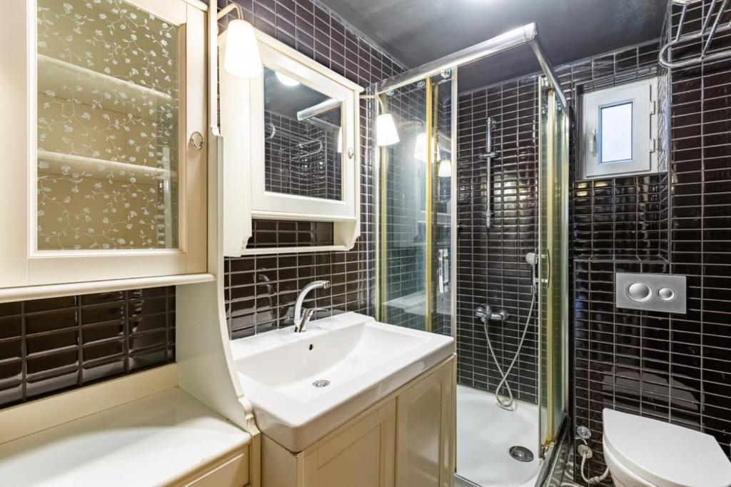 Kép Cozy Flat With Outstanding Bosphorus View in Beyoglu szállásáról Isztambulban a galériában