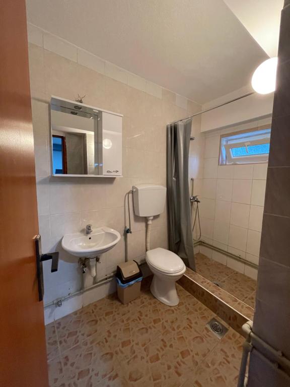 łazienka z toaletą i umywalką w obiekcie Studio apartment Lalović w mieście Žabljak