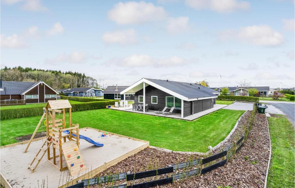 um quintal com um parque infantil e uma casa em Stunning Home In Juelsminde With Wifi em Sønderby