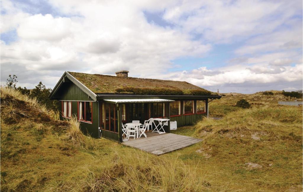 una pequeña casa con techo de hierba en una colina en 3 Bedroom Cozy Home In Fan, en Sønderho
