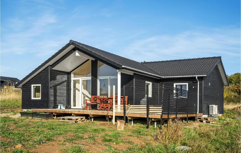 Casa negra con porche grande y terraza en Beautiful Home In Kalundborg With Kitchen, en Kalundborg