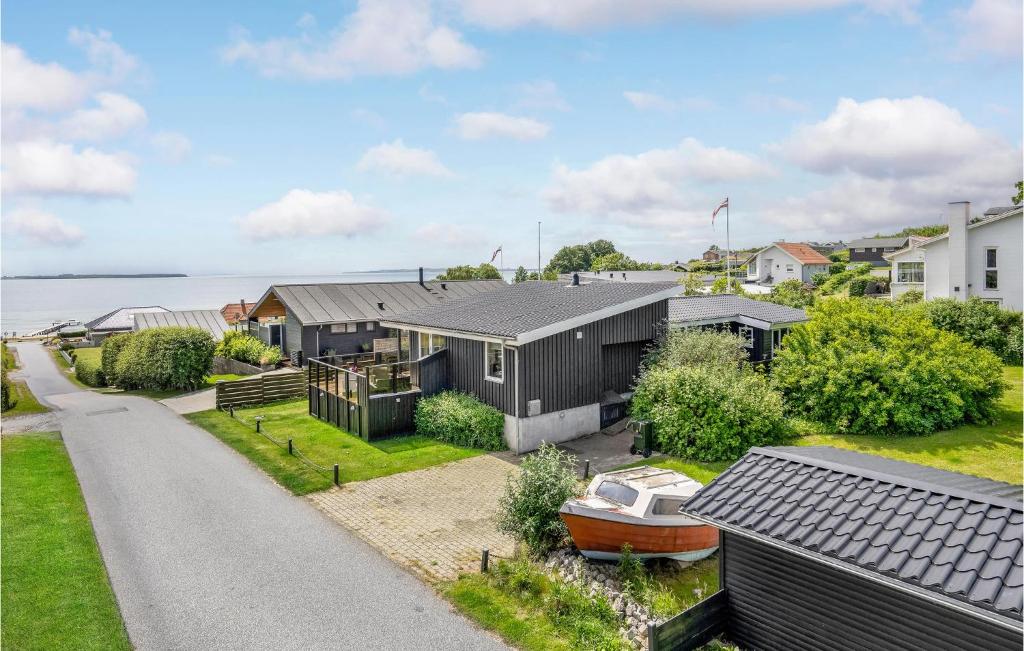エーベルトフトにあるBeautiful Home In Ebeltoft With 3 Bedroomsの庭の船付きの家の空中風景