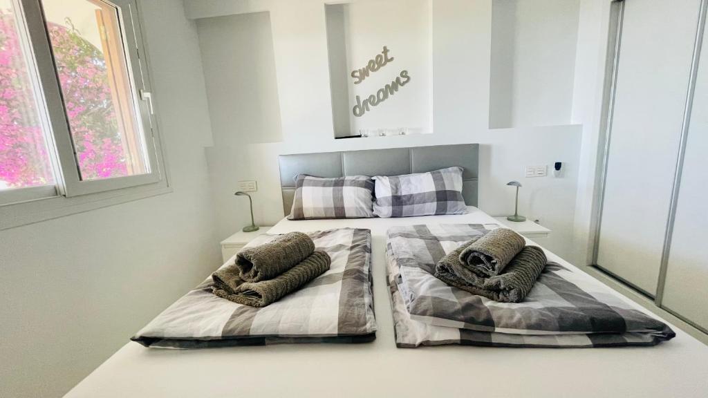 Posteľ alebo postele v izbe v ubytovaní Modern garden apartment with a fantastic sea view and a private garden