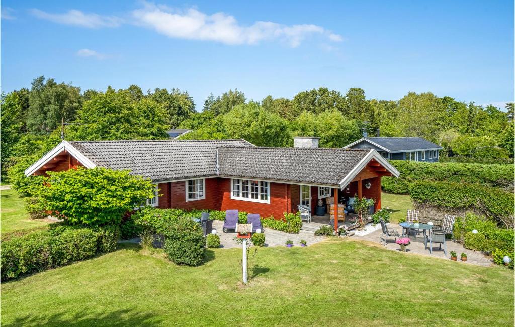 una casa roja con un jardín delante en Stunning Home In Nykbing Sj With Wifi, en Klint