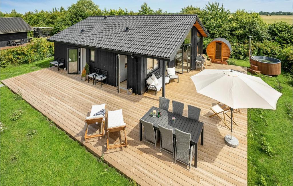 Neder Lysabild的住宿－Amazing Home In Sydals With Sauna，享有带遮阳伞的木制甲板的顶部景色